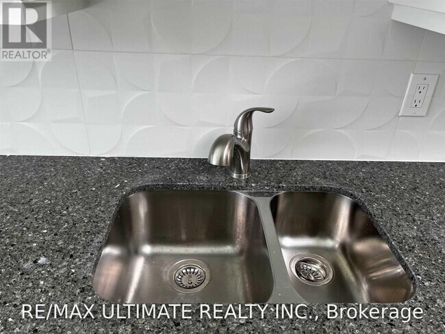 Photo du bâtiment - 1065 B St Clair Ave W