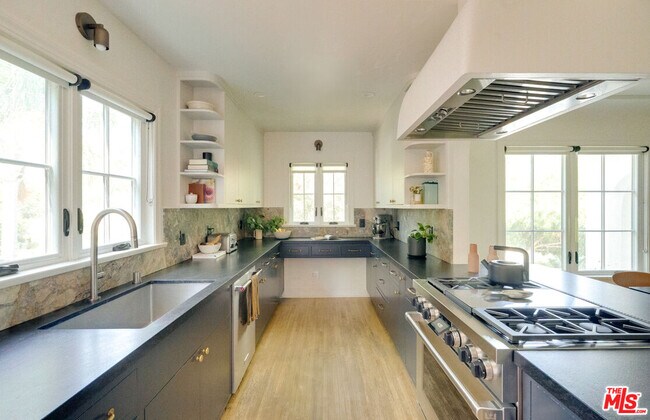 Foto del edificio - 4145 Somers Ave