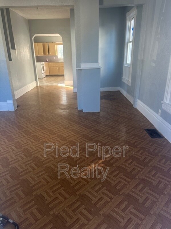 Building Photo - 331 W Homer St