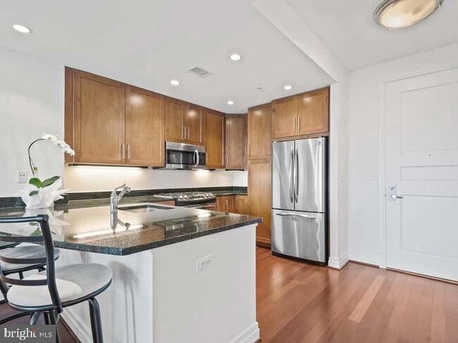 Foto del edificio - 8220 Crestwood Heights Dr