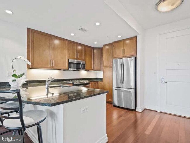 Building Photo - 8220 Crestwood Heights Dr