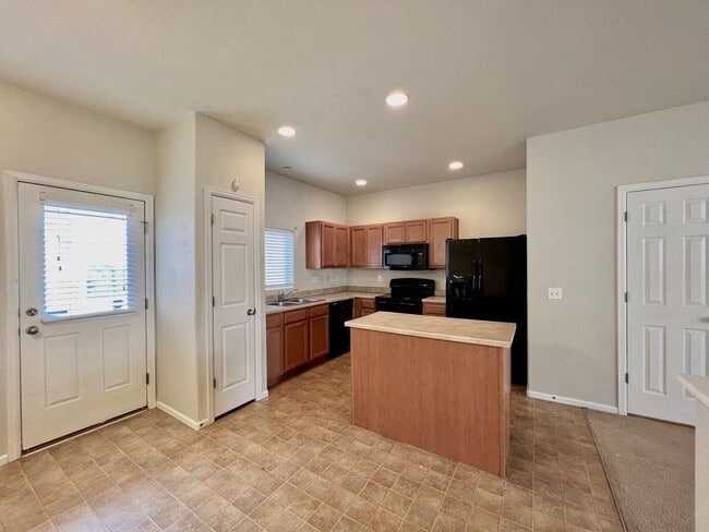 Building Photo - Spacious 2 Bed/2/5 Bath Townhome at The Bl...