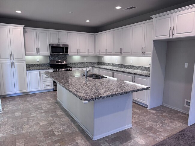 Foto del edificio - Large Newer Home - 4 Bedroom / 3 1/2 Bath