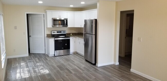 Building Photo - 949 Fra-Mar Pl