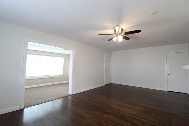Foto del edificio - Remodeled 2 Bedroom 1 Bath Duplex Blocks F...