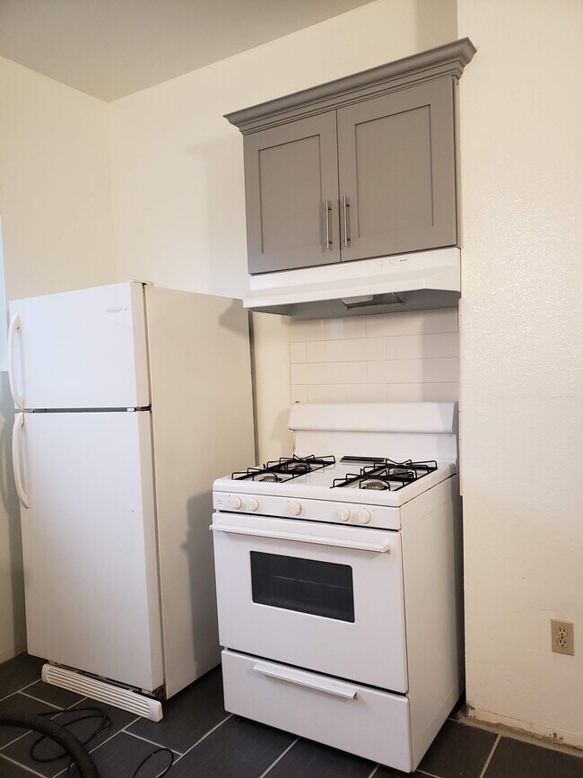 Foto del edificio - 868 1/2 W 43rd St