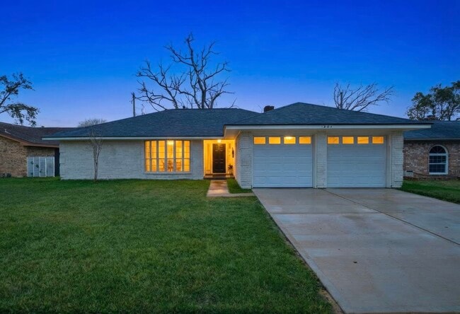 Building Photo - 1201 Sandpiper Dr