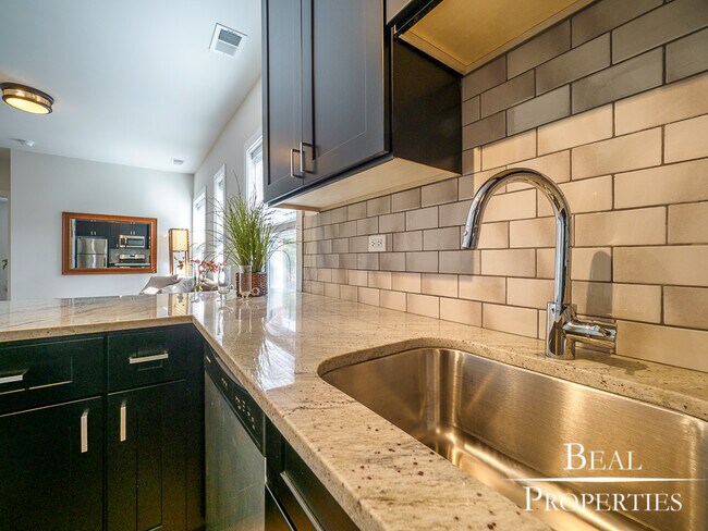 Foto del edificio - 2203 W Eastwood Ave