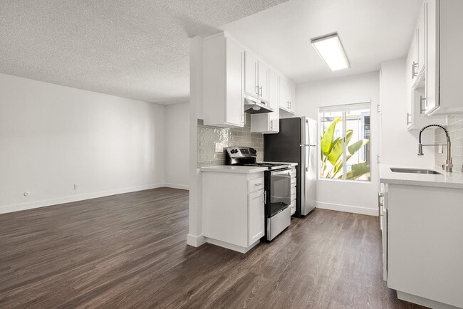 Building Photo - Palms