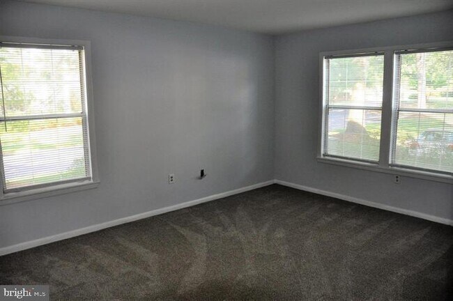 Building Photo - 102 Sequoia Ct