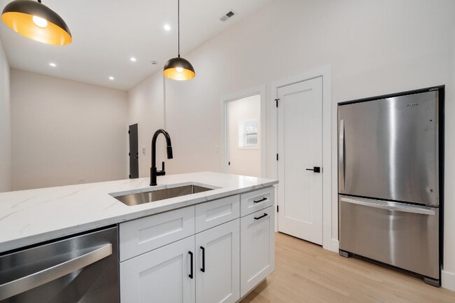 Foto del edificio - 2455 W Armitage Ave