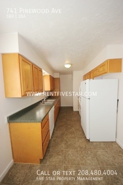 Building Photo - Cozy and Comfortable Home Located in the H...