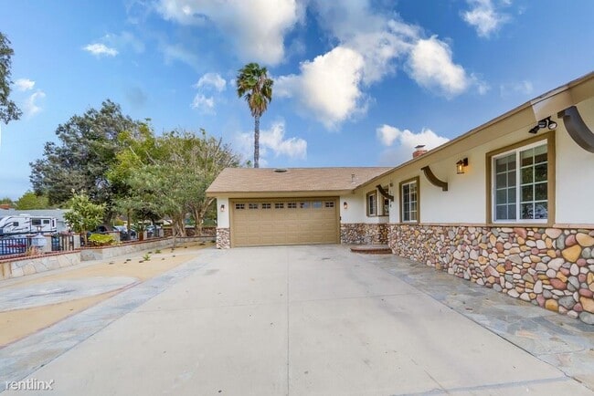 Building Photo - 4 br, 2.5 bath House - 2724 East Jackson A...