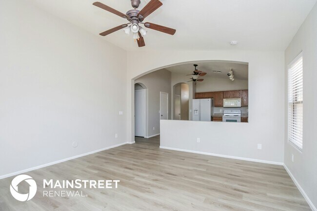 Building Photo - 697 E Lovegrass Dr