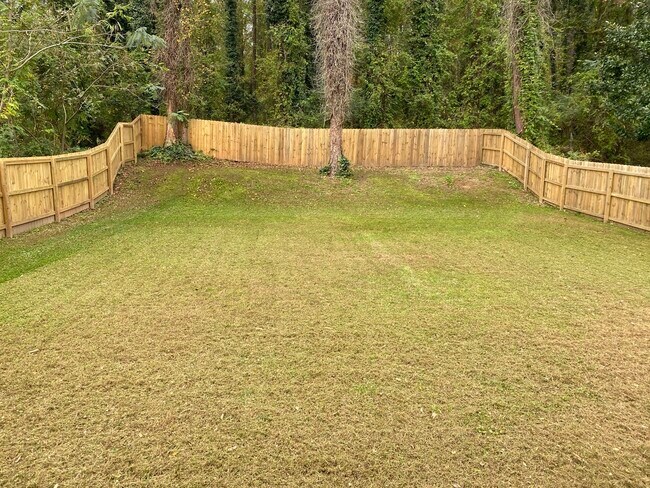 Building Photo - 571 Westmeath Dr SW