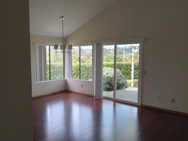Building Photo - 605 Hollyridge Dr