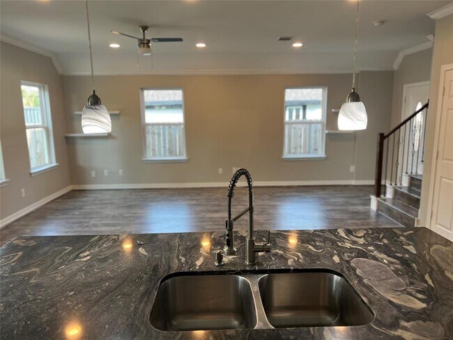 Foto del edificio - 9823 Bamboo Rd