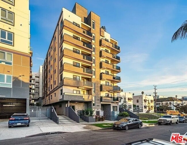 Building Photo - 846 S Mariposa Ave