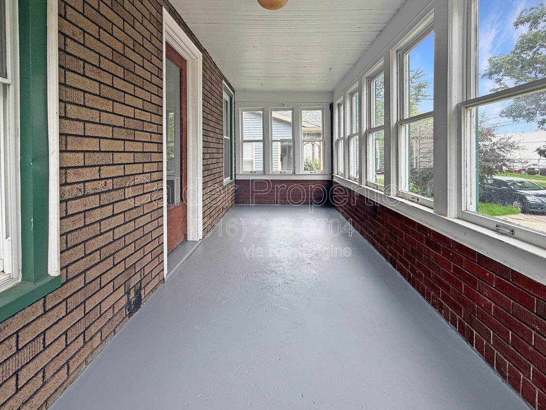 Building Photo - 630 Plett St SW