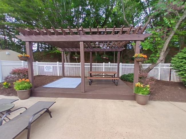 Building Photo - 600 Reusens Rd