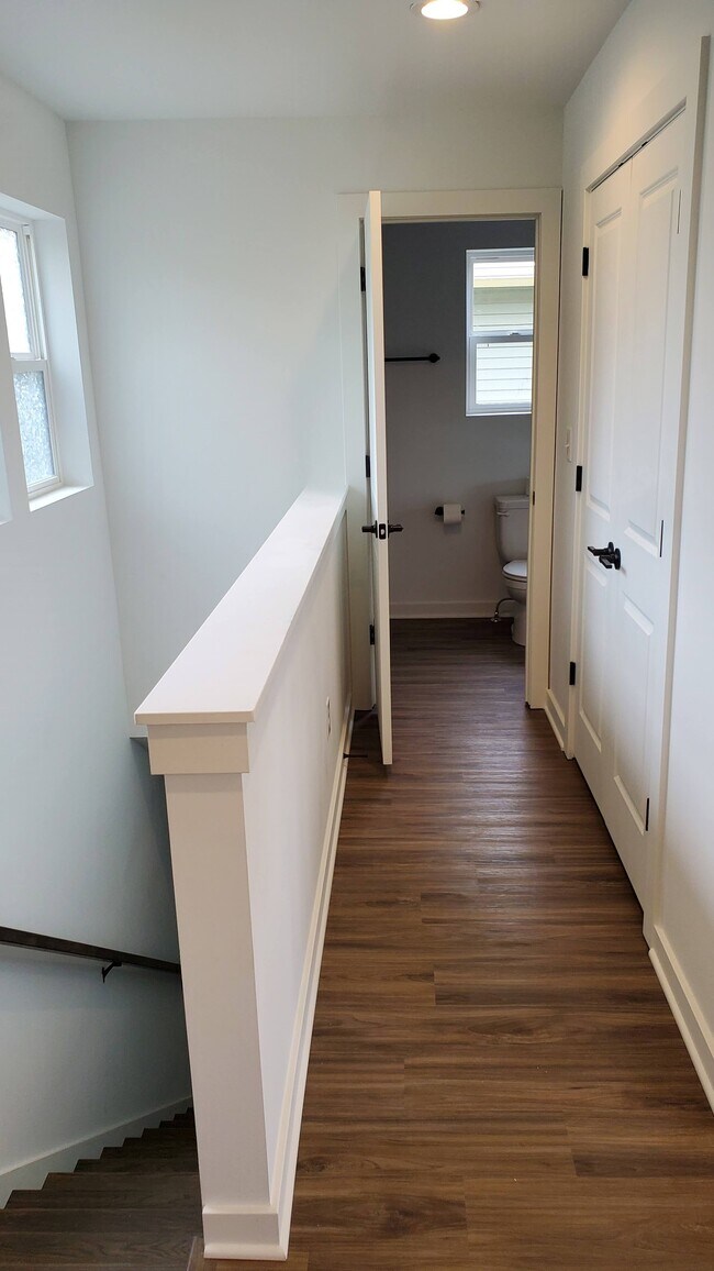 Pasillo - 1302 Pleasant St