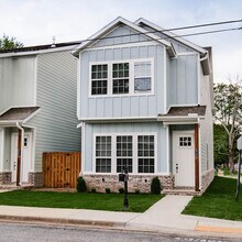 Building Photo - 510 W Persimmon St