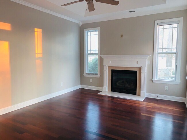 Foto del edificio - Charming 3 bed, 3 full bath home loaded wi...