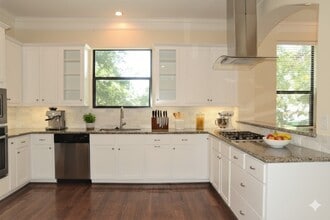 Building Photo - 615 W 27th St