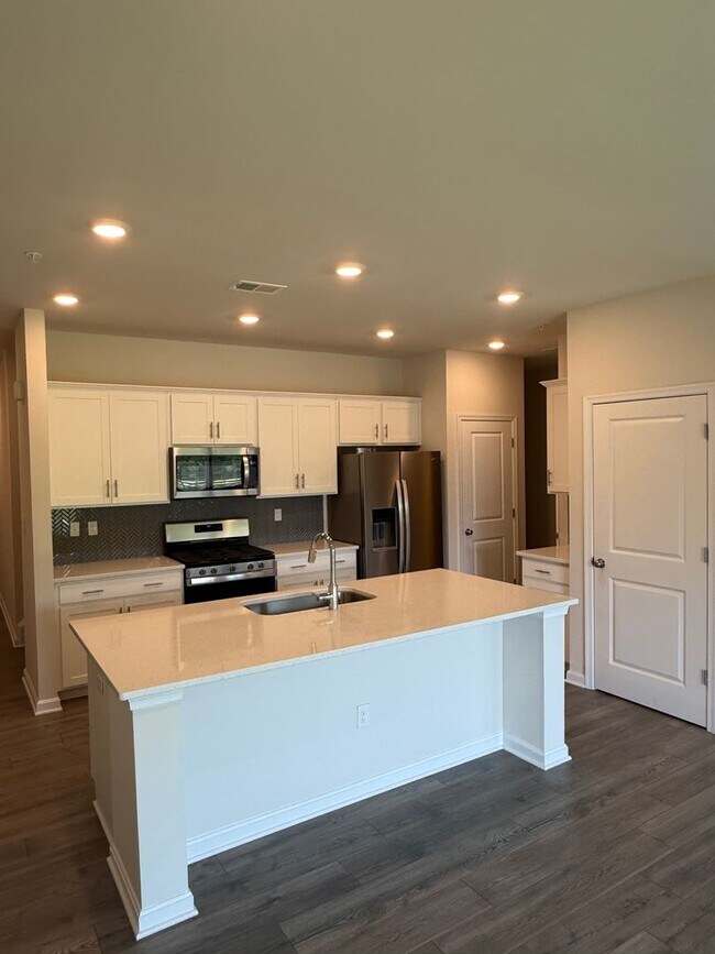 Foto del edificio - Beautiful 4BR Home with Garage & Modern Kitchen in Greenway Farms