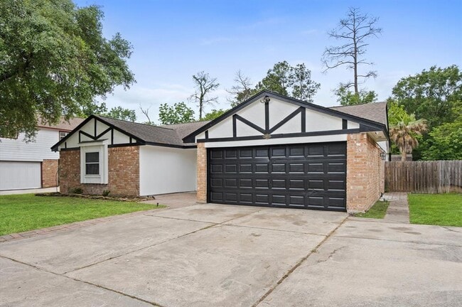 Building Photo - 16910 Glen Eagle Dr N