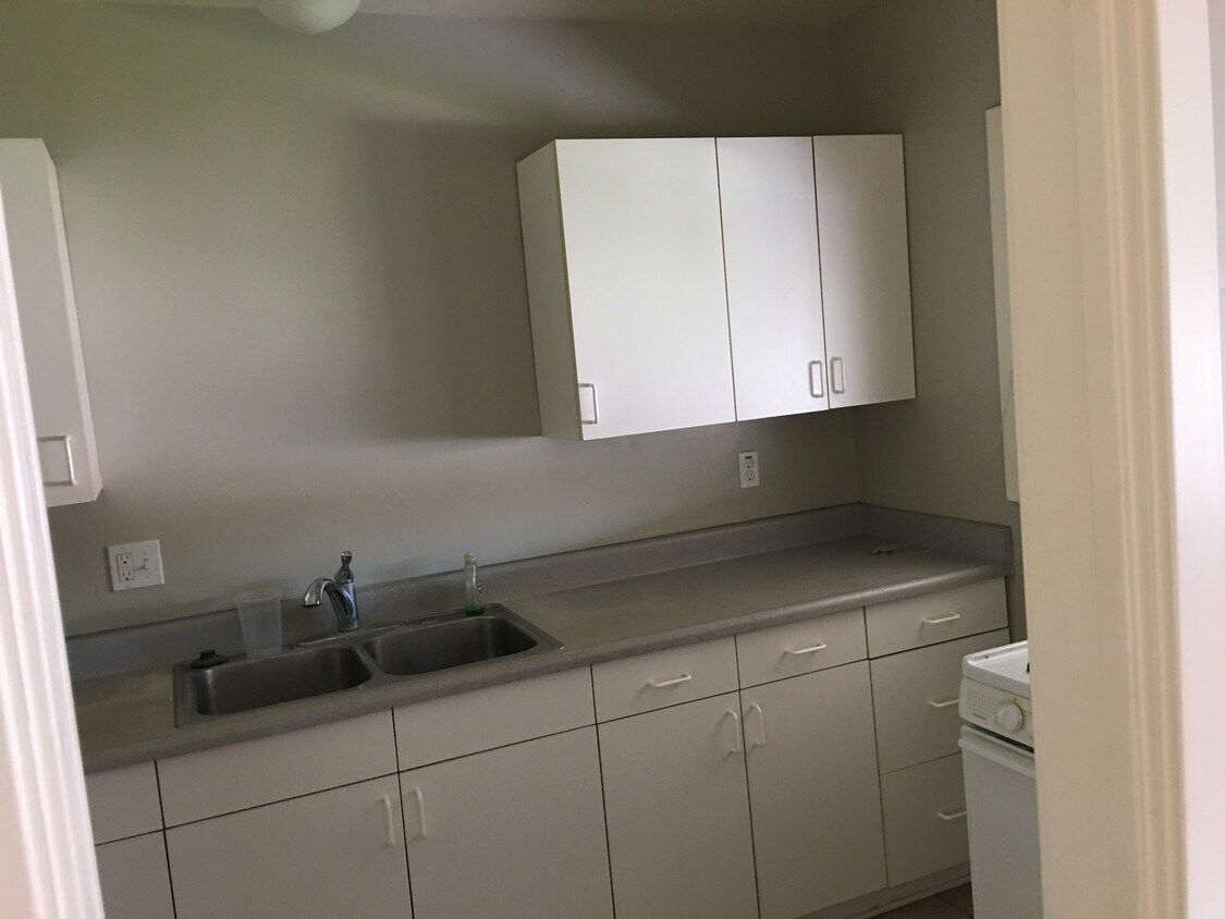 Kitchen - 1108 S Olive Ave