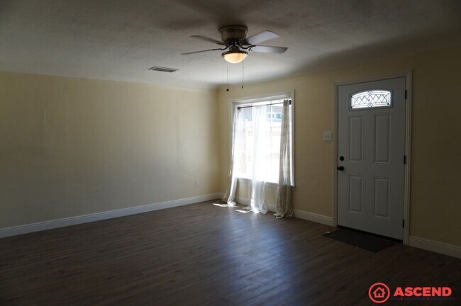 Foto del edificio - Cozy 2BD/1BA Home in Bakersfield's 93308 — Trash Included, Driveway & No Pets!