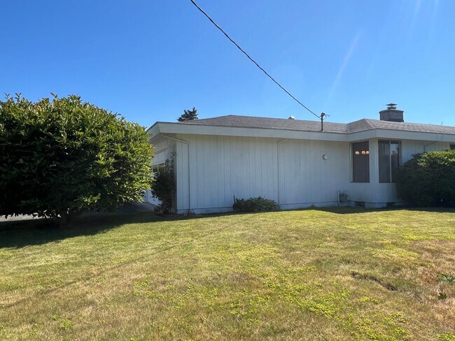 Building Photo - Renovated Spacious Rambler In Downtown Puy...