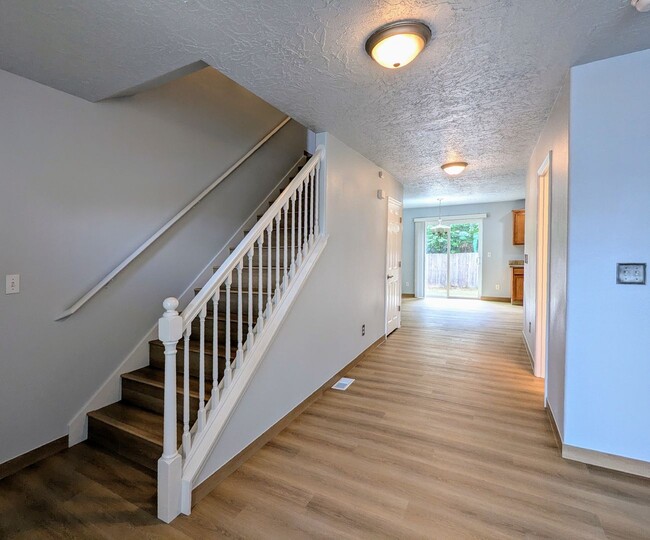 Foto del edificio - Newly renovated, spacious 2-Level in NE Salem