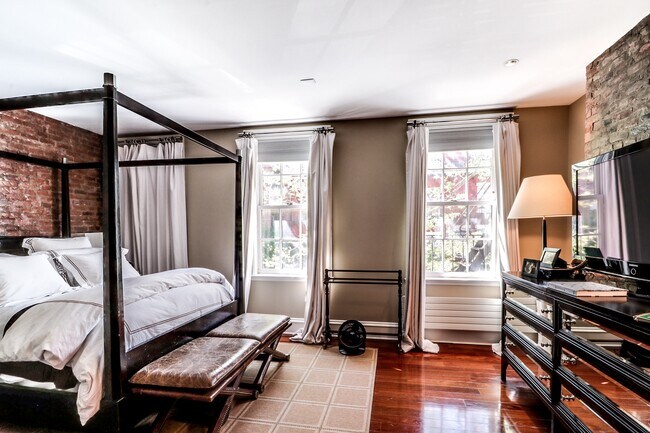Foto del edificio - West Village Landmark Townhouse For Rent