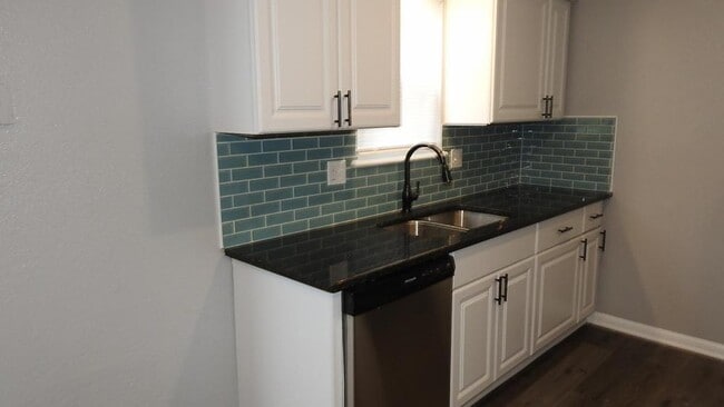 Building Photo - 403 NE Highland Lane