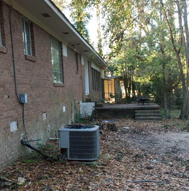Building Photo - 1105 Robinette Dr