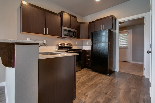 Foto del edificio - 2bdrm/1bthrm Tiny House  ~ Landscaping Included!