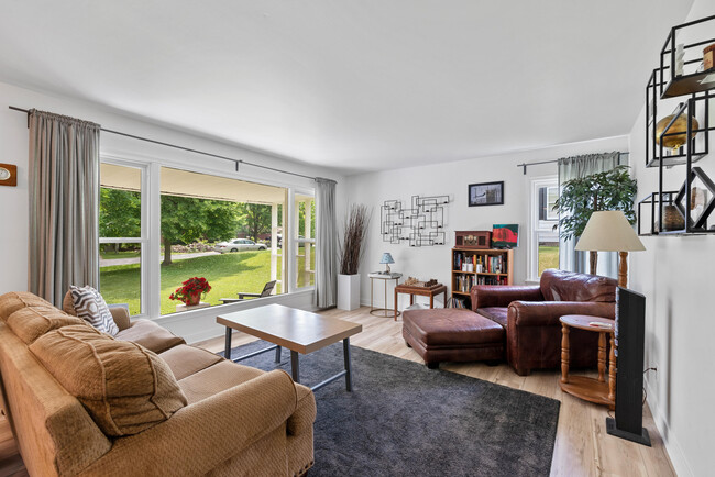 Foto del edificio - 8317 N Poplar Dr