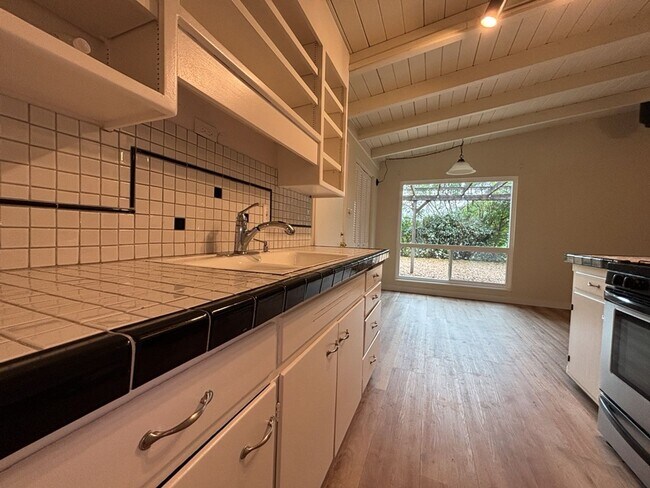 Foto del edificio - 3/1 in East Davis, New windows, new floors...