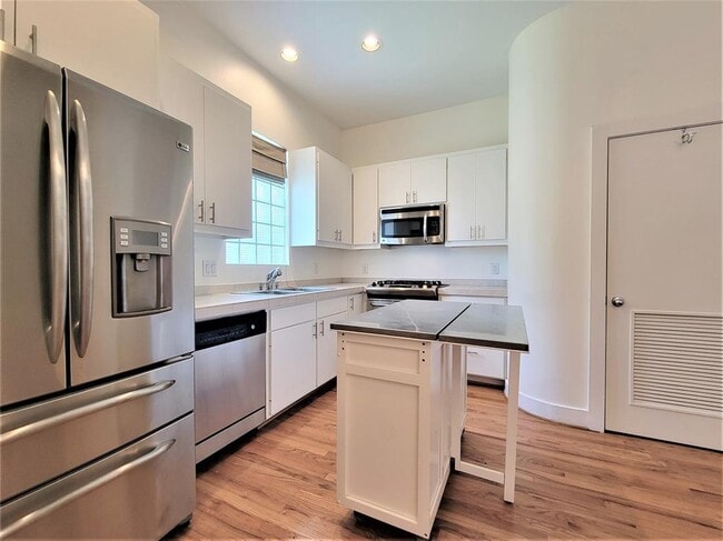 Building Photo - 429 W 26th St