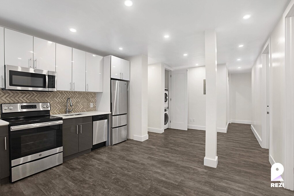 Primary Photo - 65 Seaman Ave