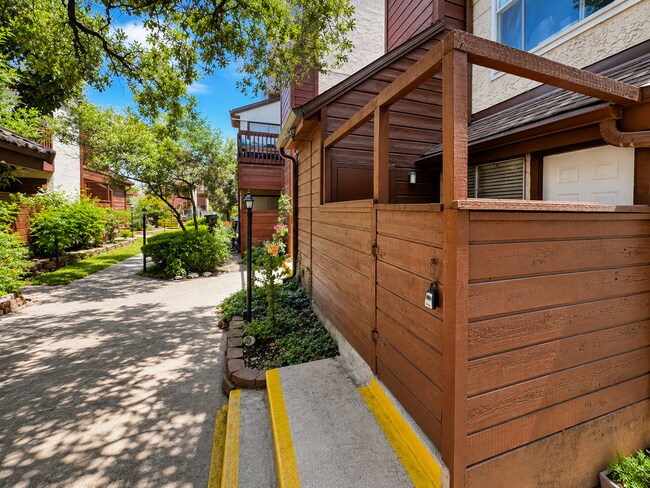 Foto del edificio - NICE 1 BR CONDO IN DESIRED GATED COMMUNITY*EASY ACCESS TO I35, 410, AND SHOPPING*APPLIANCES INCLU...