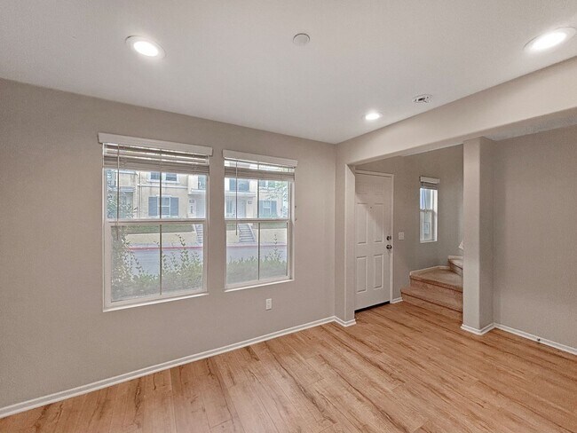 Foto del edificio - Beautiful 2 Bedroom, 2.5 Bath Condo in Eas...