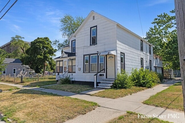 Building Photo - 1144 First St