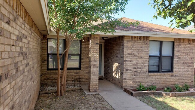 Building Photo - Spacious 3/2/2 in great location.