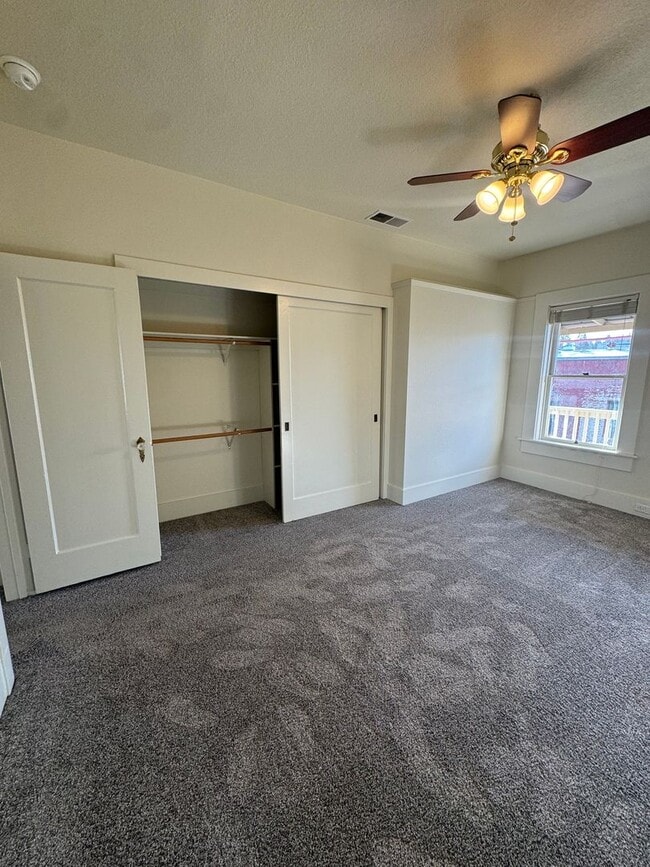 Building Photo - Open and bright upstairs 1 bed one bath unit in downtown Grass Valley!