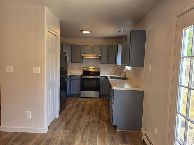 Foto del edificio - Complete Remodel 4 bed, 2 1/2 bath home