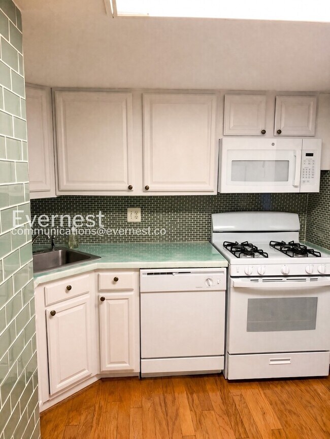 Foto del edificio - Spacious 3 Bed, 2 Bath Condo / Coming Soon!