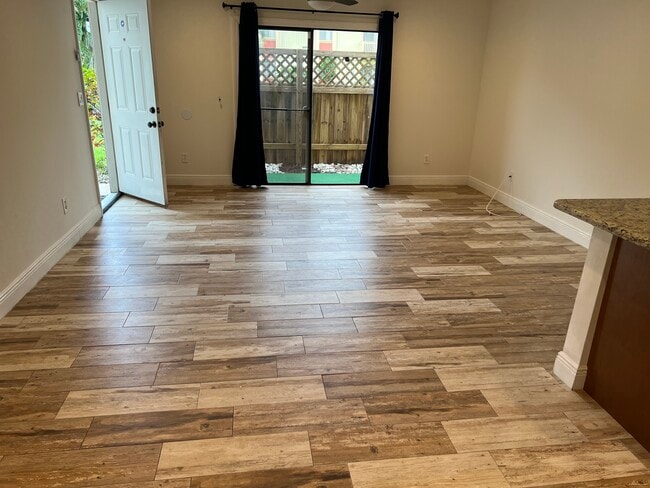 Sala de estar que conduce a un porche cercado. - 2130 Forest Knoll Dr NE